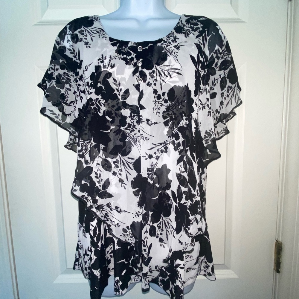Chic Black and White Floral Blouse. NWT - Picture 1 of 8
